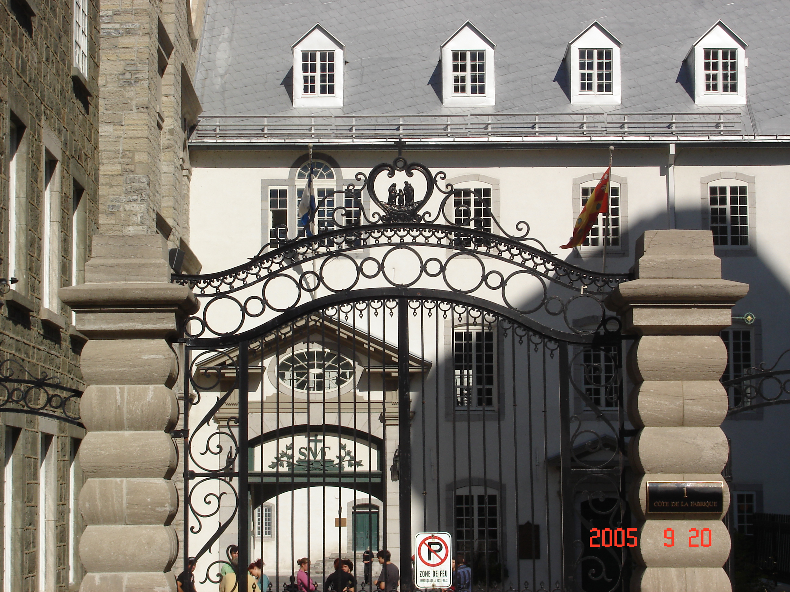 Grille de la porte d'entrées du Séminaire de Québec au 1, côte de la Fabrique à Québec